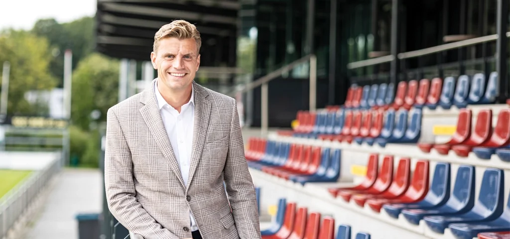 Sponsoring consultant die nauwkeurig en betrokken advies geeft voor effectieve sponsorstrategieën