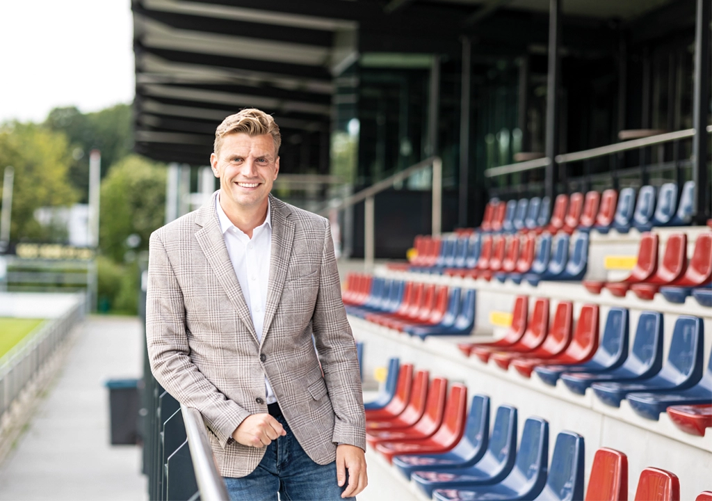 Sponsoring consultant die nauwkeurig en betrokken advies geeft voor effectieve sponsorstrategieën